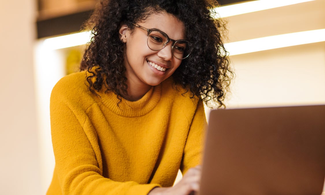 woman_smiling_at_laptop-1125x675